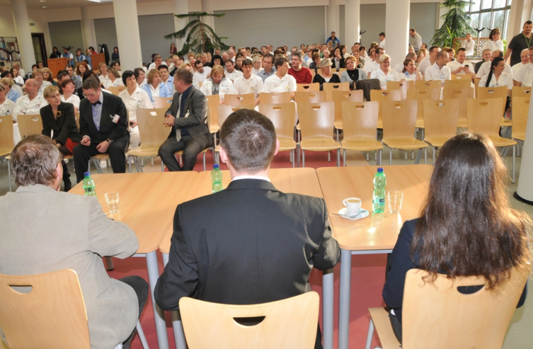NHa setkání se zaměstnanci KNL - zleva generální ředitel J. Veselka, hejtman M. Půta a náměstkyně Z. Kociumová se setkali se zaměstnanci KNL